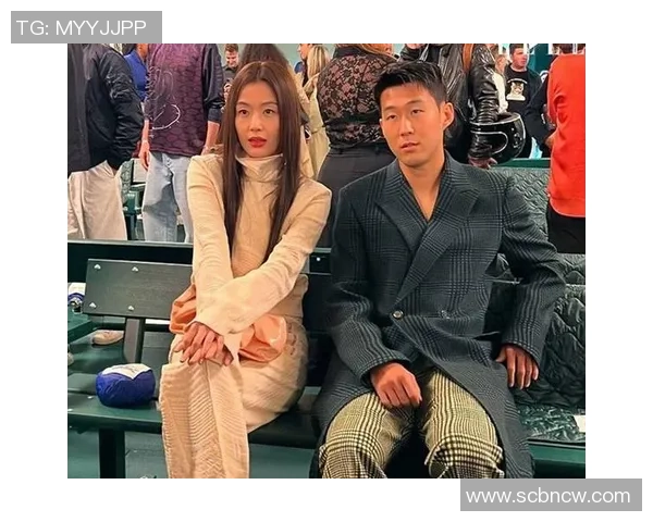 足坛巨星同款休闲拖鞋曝光引发球迷热议时尚与运动完美结合