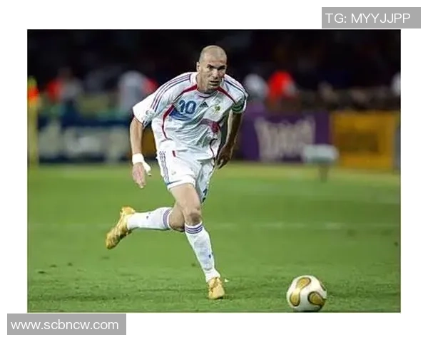 足球巨星太太的光辉背后揭秘：她们如何影响丈夫的职业生涯与生活轨迹